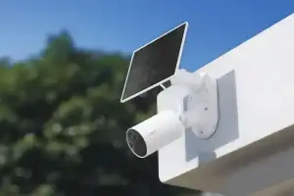 Camera an ninh Wi-Fi 1080p chạy bằng năng lượng mặt trời này đang được bán với giá cực hời, giảm tới 33%.
